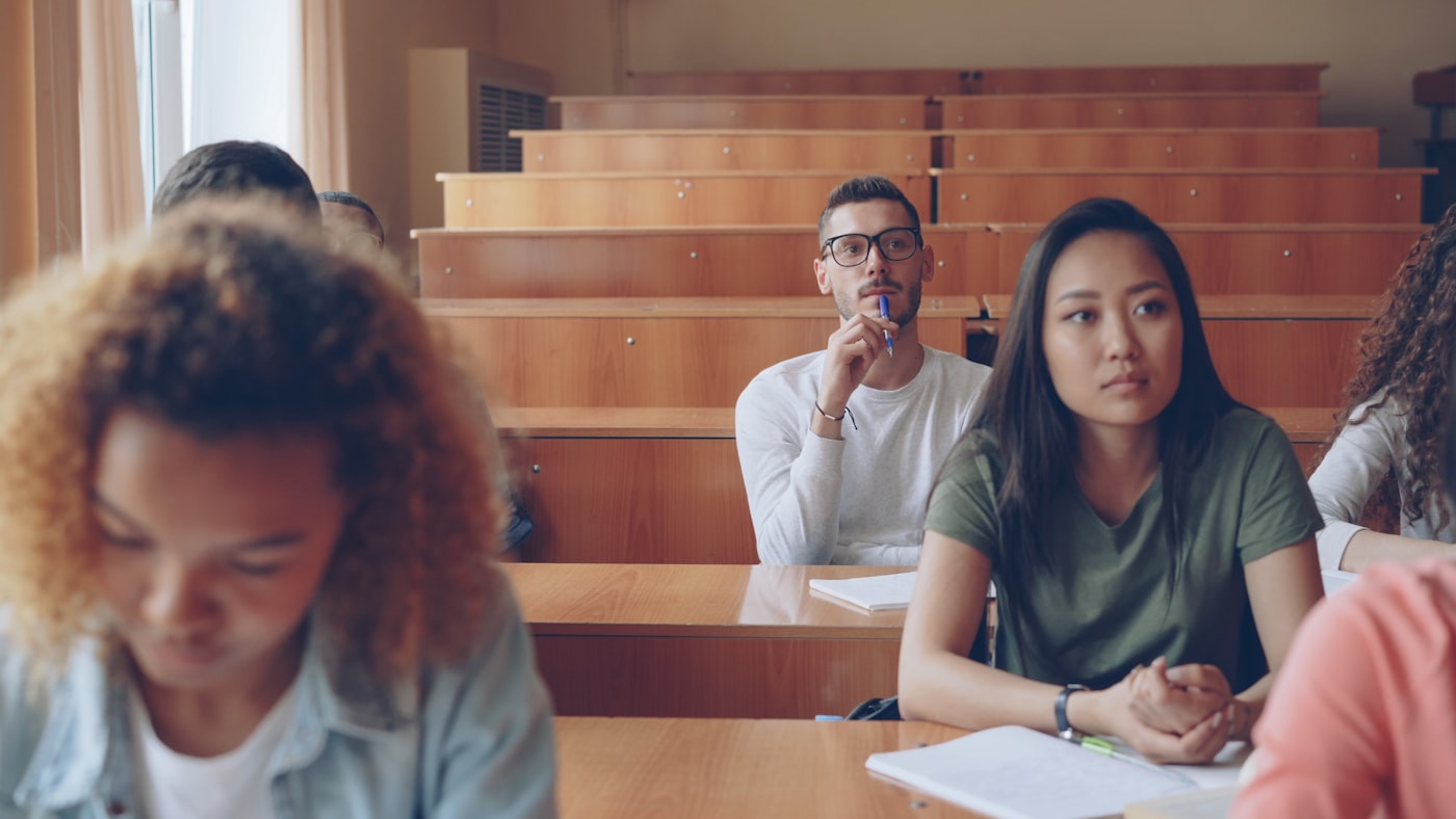Studierende hören aufmerksam im Hörsaal zu