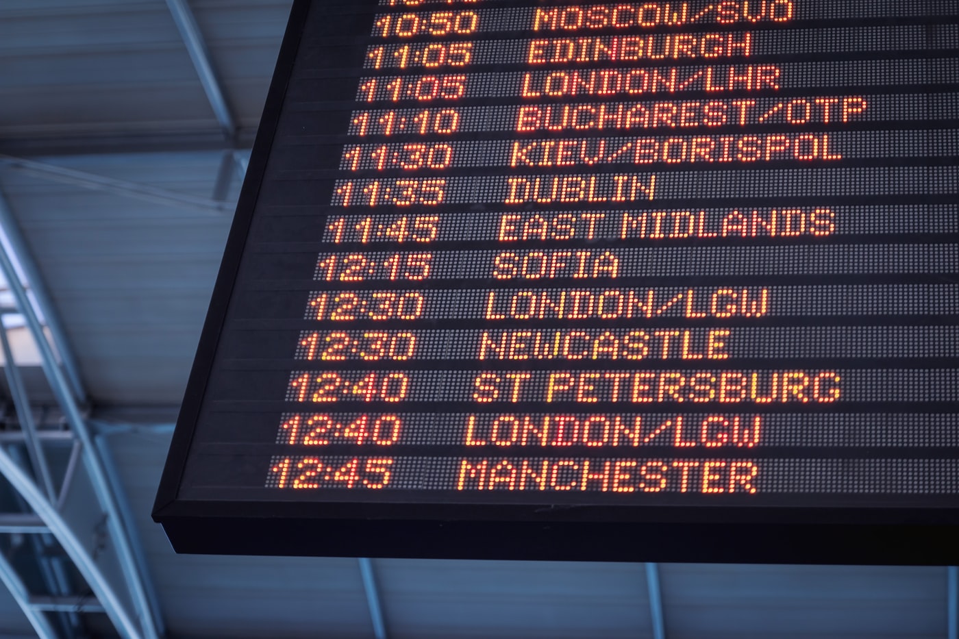 Abflugtafel mit europäischen Zielen am Flughafen