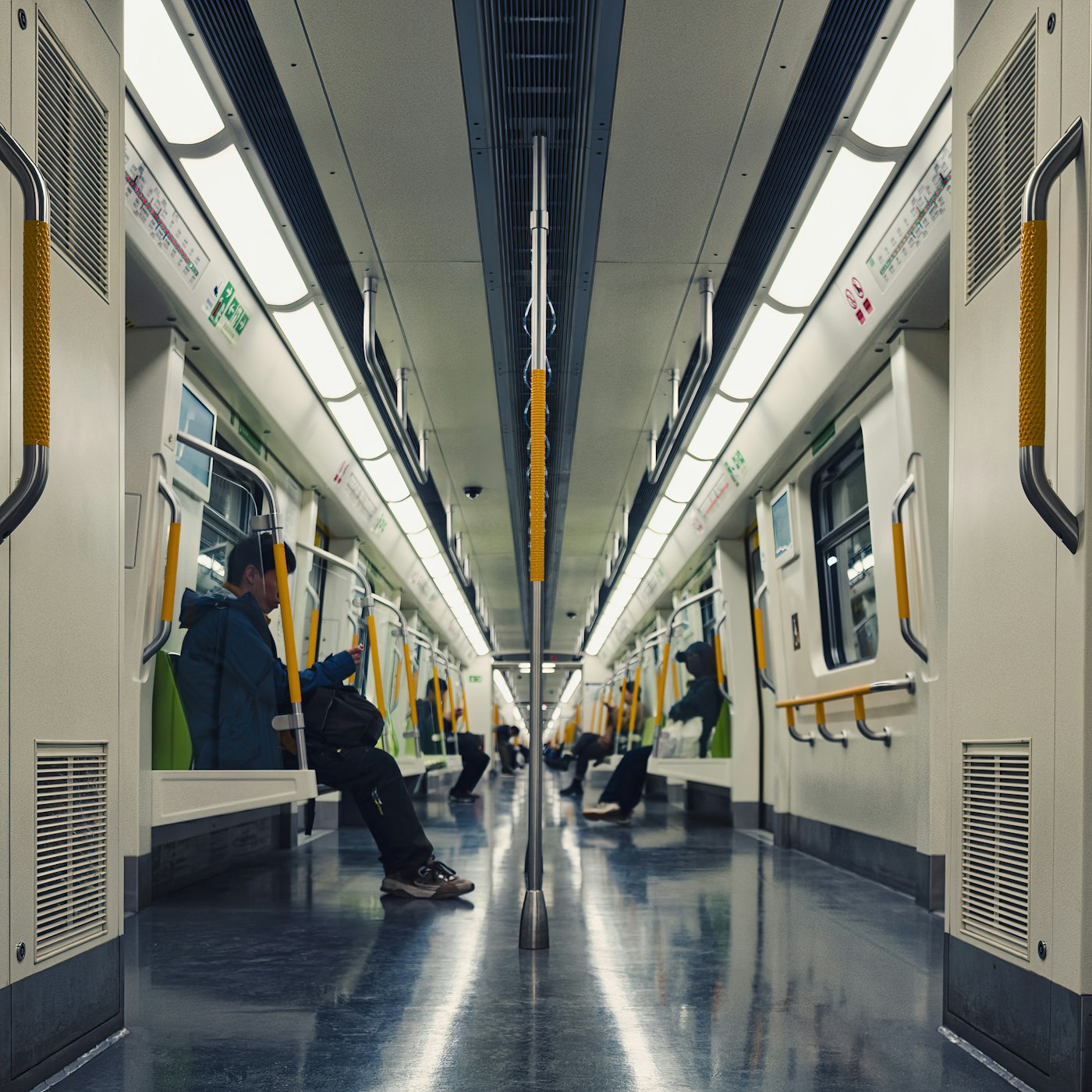 Innenraum einer modernen U-Bahn mit Fahrgästen