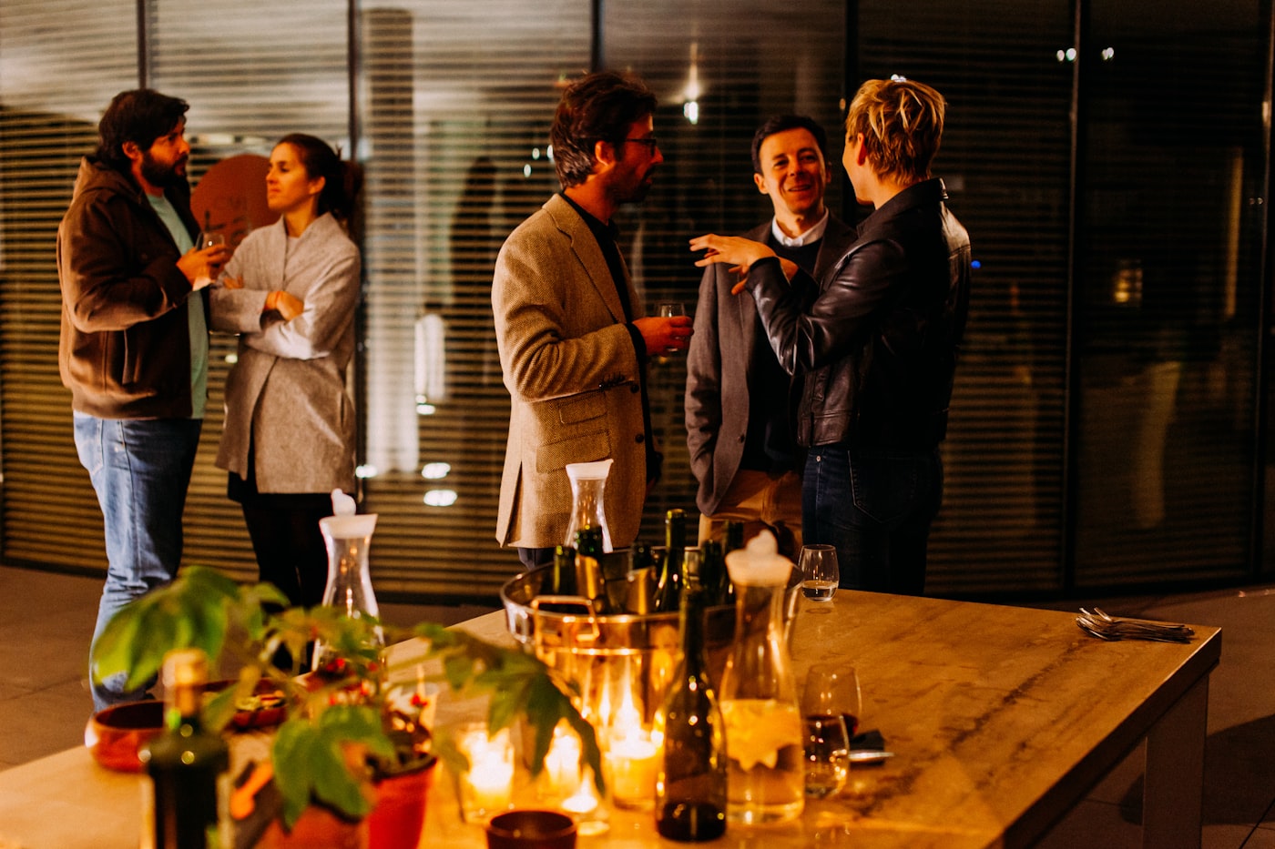 Kleine Gruppe im Gespräch bei einem Abend-Netzwerktreffen